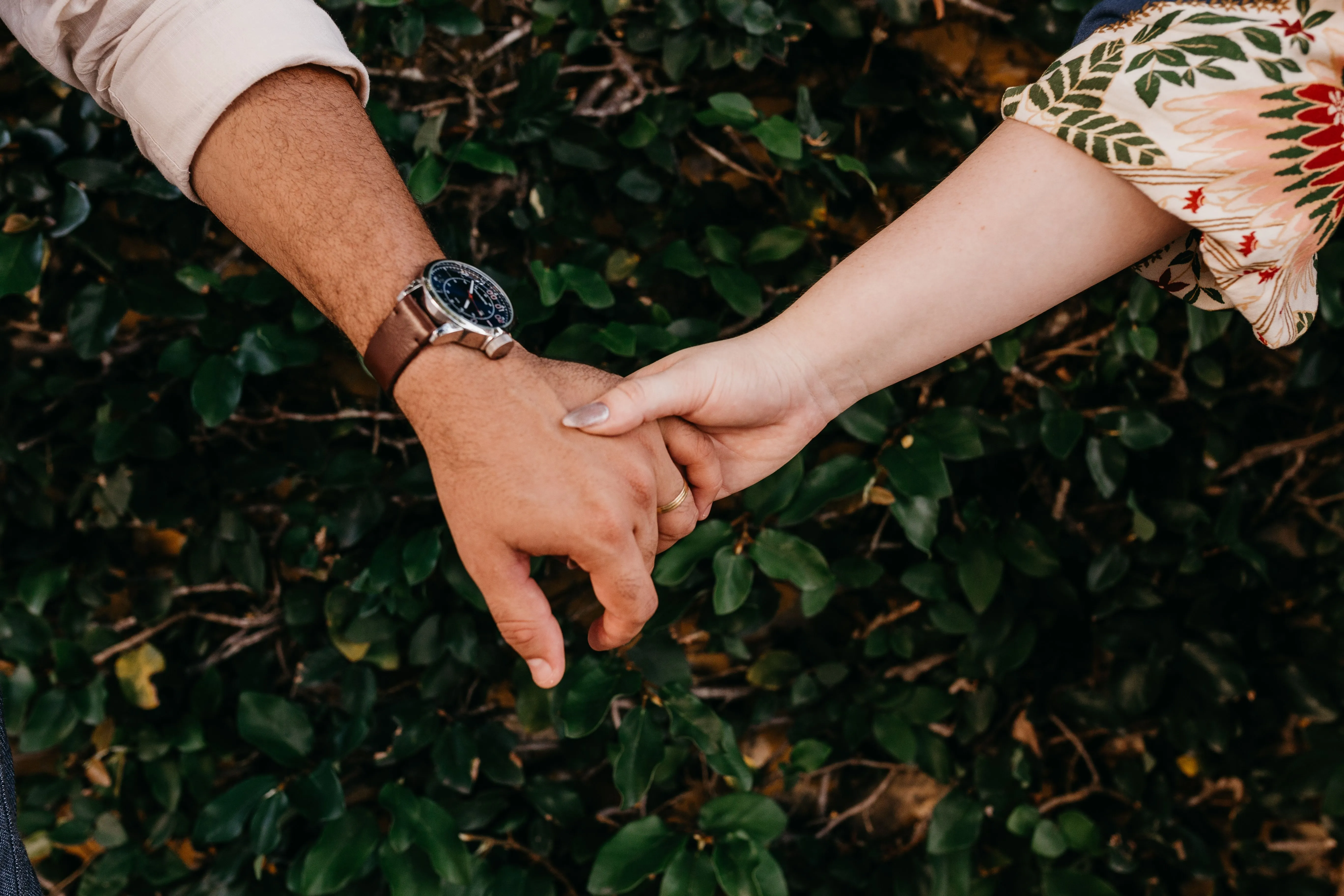 Manos de una pareja entrelazadas con calma, representando la terapia de pareja